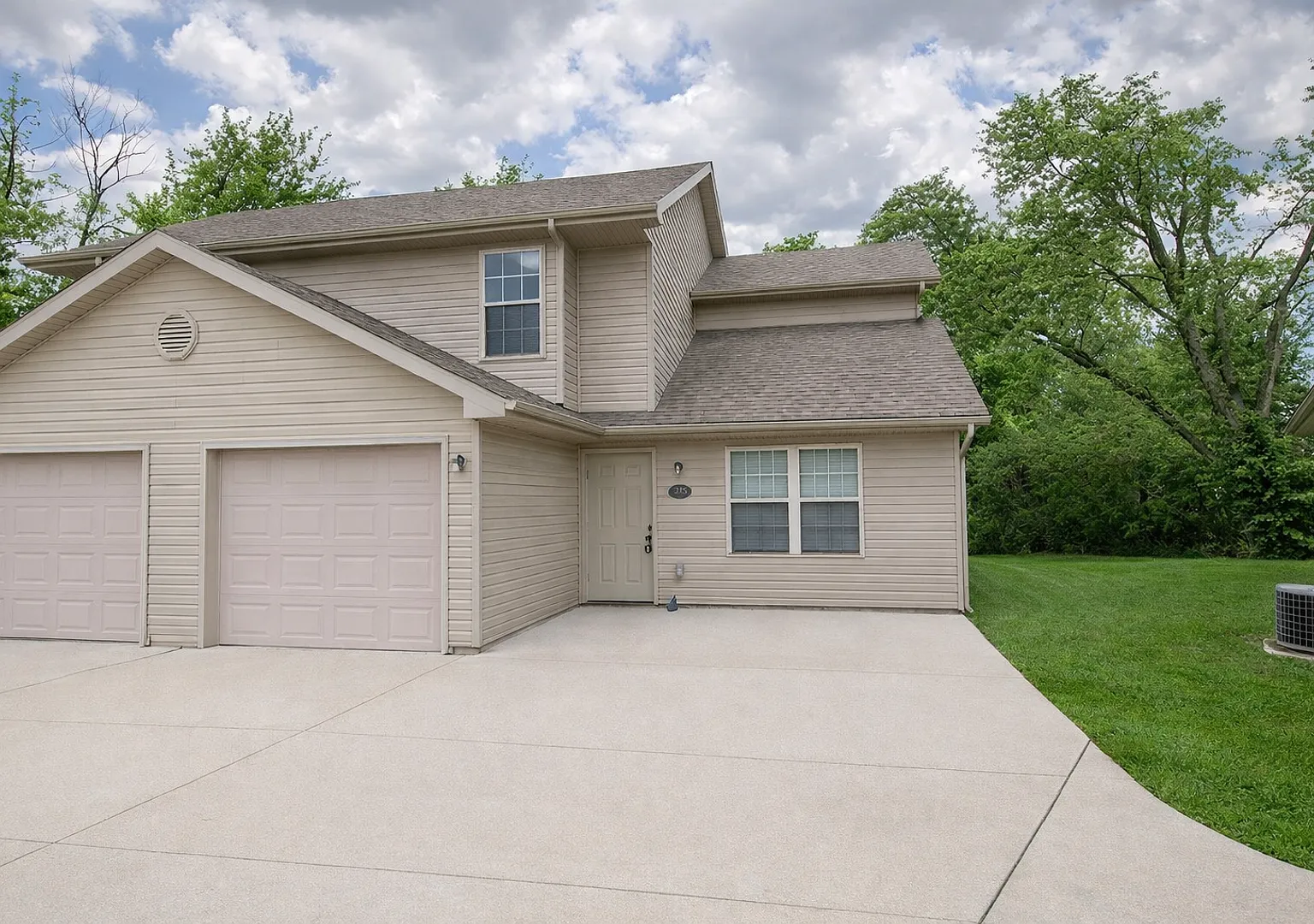 Large 4 bedroom Duplex — Photo 1
