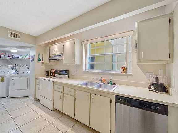 5th image of 2535 SE 19th Pl #105-C