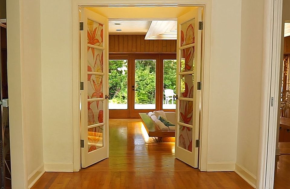 The foyer has 4 openings