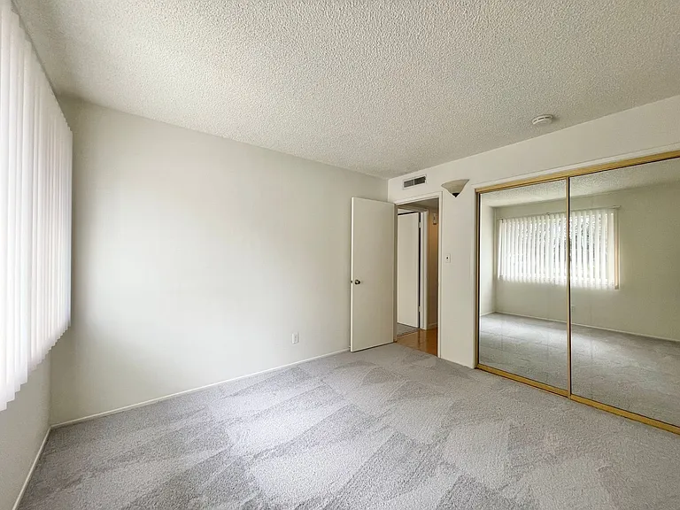 541 - 551 Morse Ave - Laurelwood — Photo 8