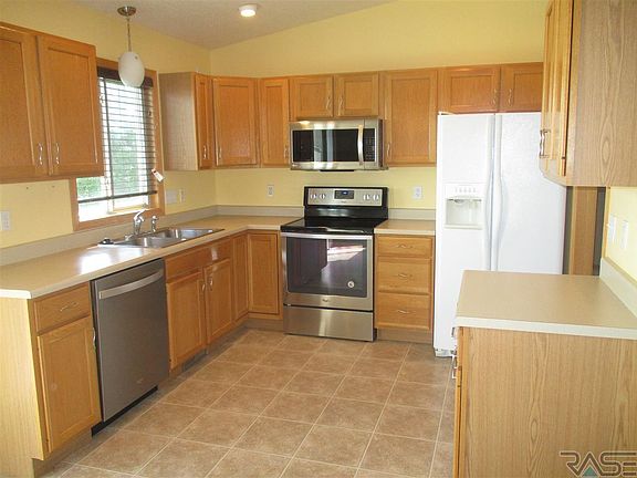 4th image of 501 Lois Ln