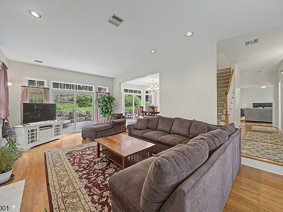 3rd image of 2 Sanford Rd