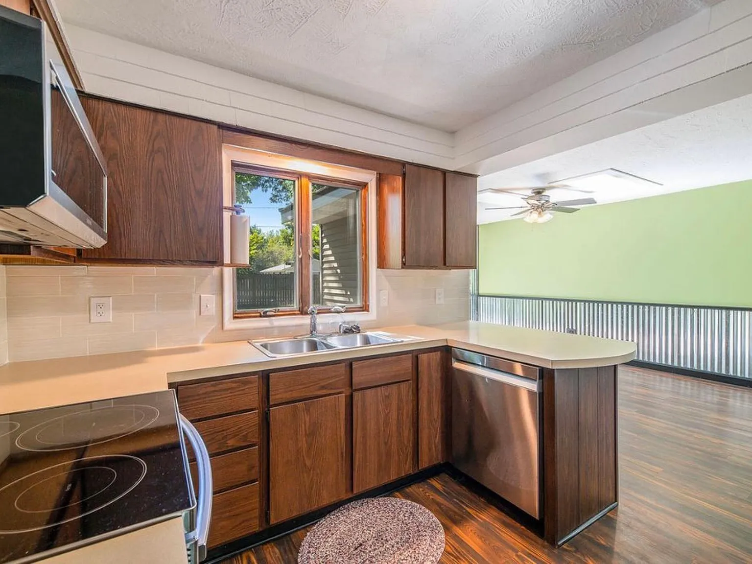 1024 Lakeview Dr — Photo 2