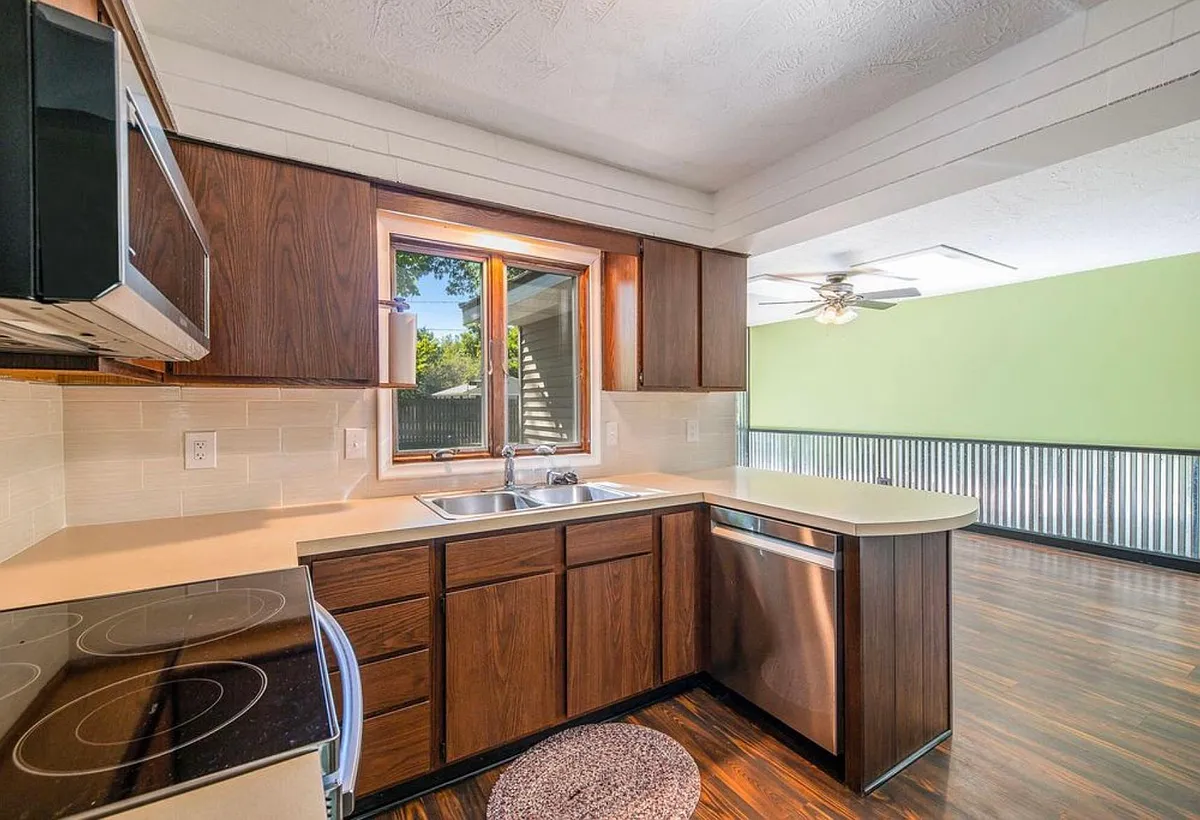 Building Photo - 1024 Lakeview Dr