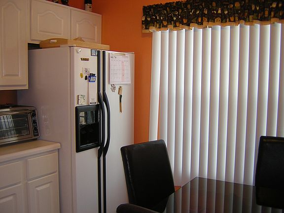 Side by side refrigerator with icemaker