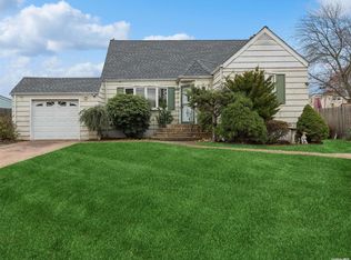 462 17th St, West Babylon, NY 11704