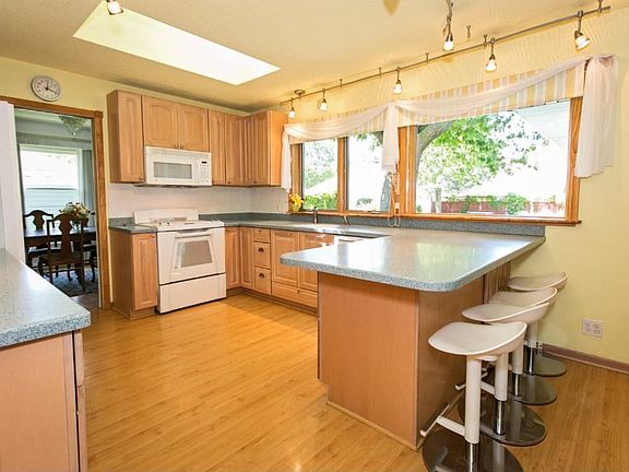 Large & updated dine-in kitchen