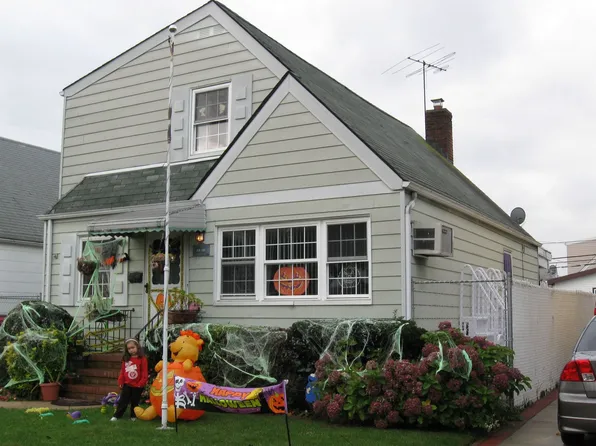 8136 267th St, Glen Oaks, NY 11004