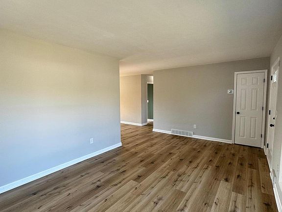 2nd image of 1217 Lyndon Ln