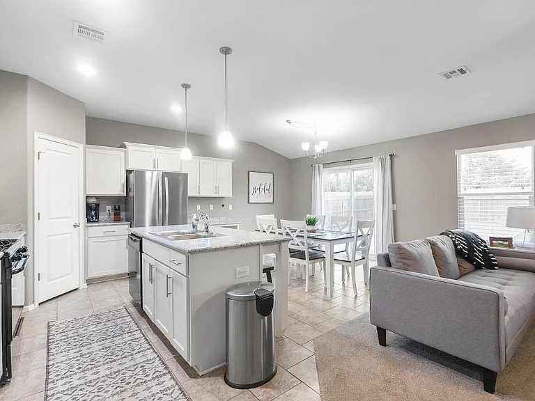 3308 W Charlotte St — Photo 4
