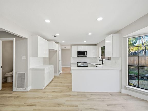 5th image of 22 Cricket Hollow Pl