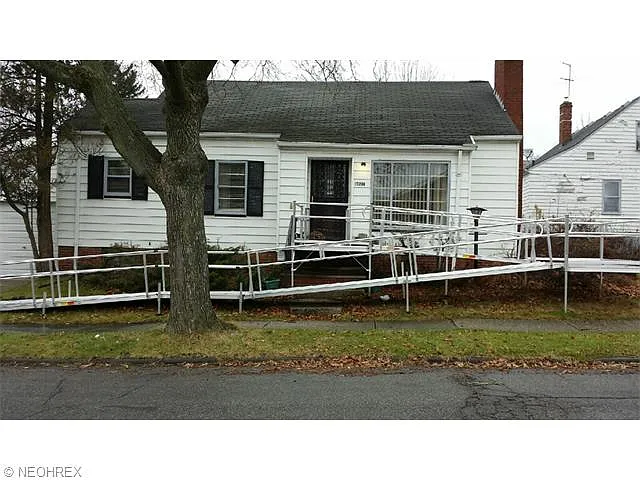 15201 Kingsford Ave photo 1