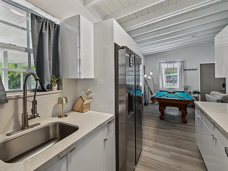 140 SE 9th Ave — Photo 7