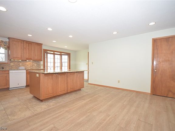 2nd image of 987 Howard Dr