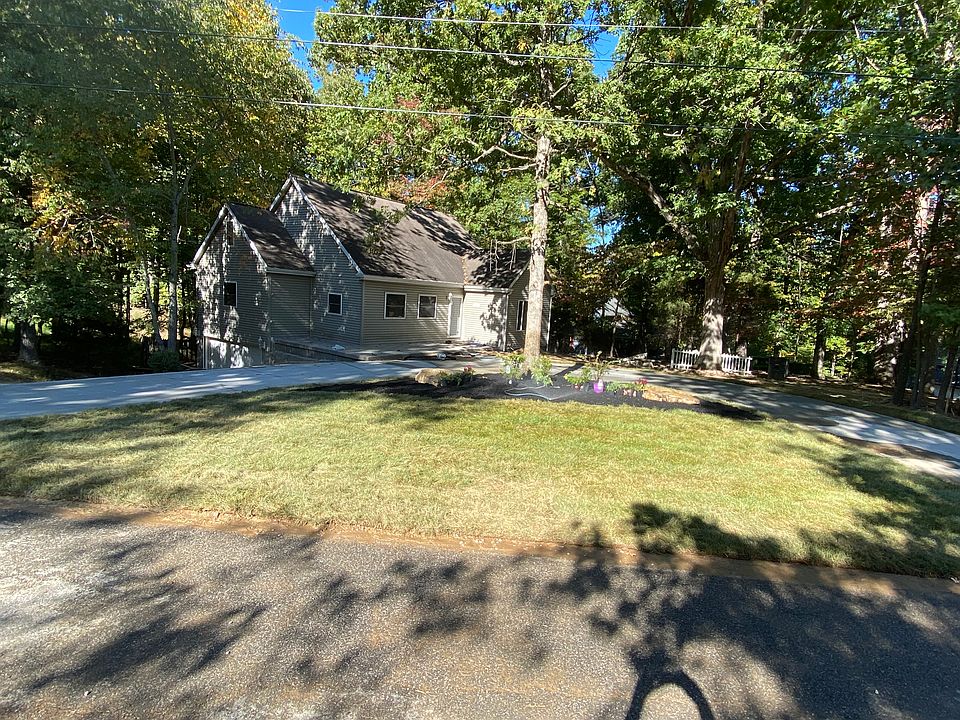 1st image of 570 Fairway Dr