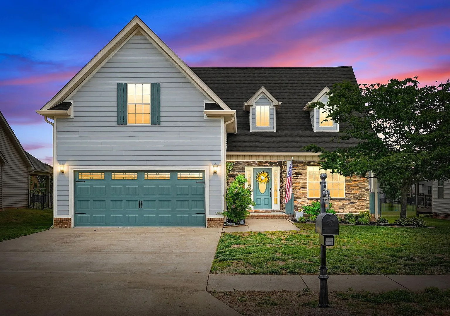 3 Bedroom House in the Beautiful Hickory Wild! With Bonus Room AND Fenced Backyard! — Photo 1