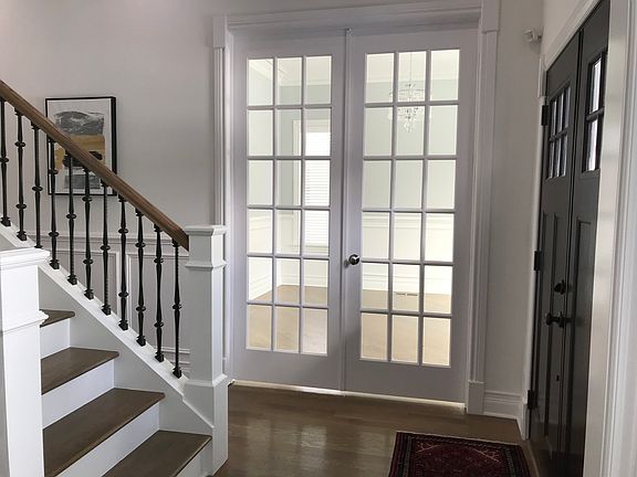 4th image of 915 Yale St
