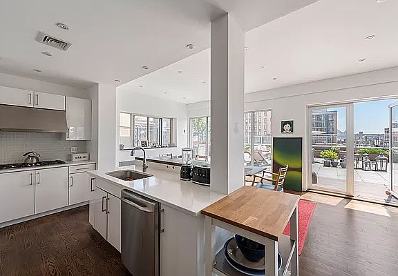 4th image of 210 W 16th St