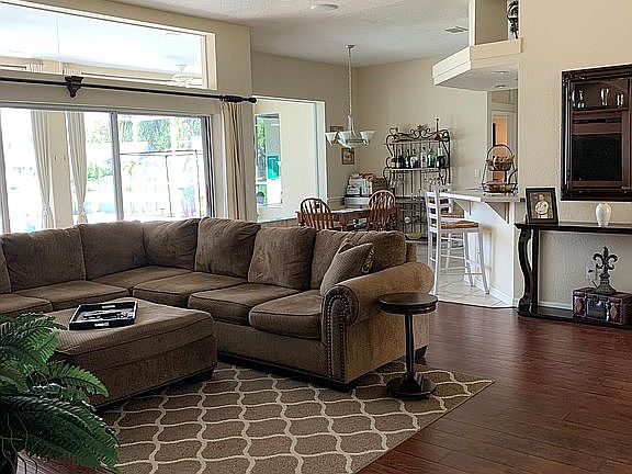 3rd image of 811 Mockingbird Dr