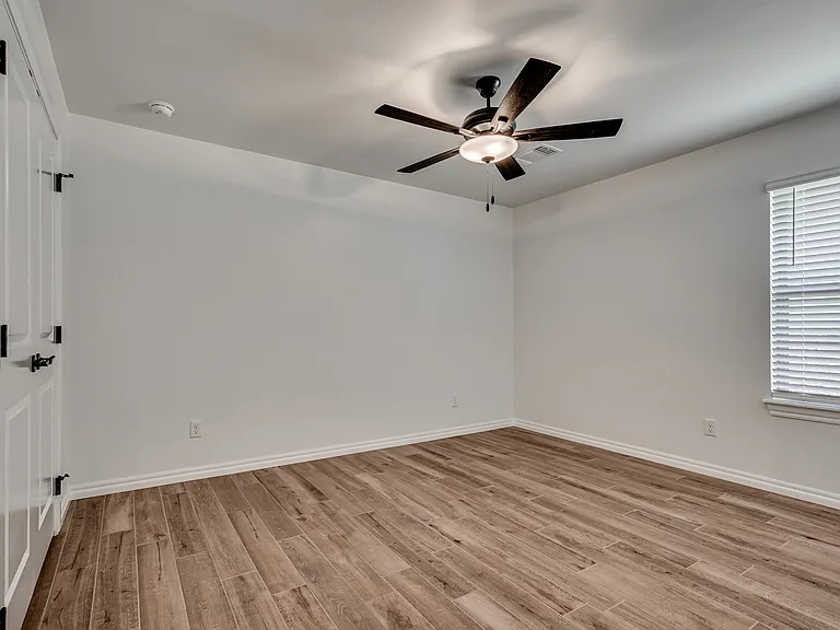 3233 Alameda St — Photo 23