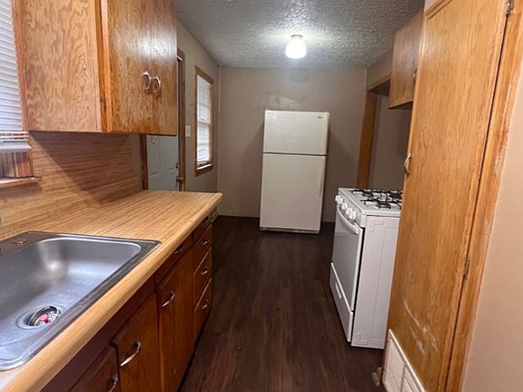 3rd image of 1031 S Emporia Ave APT A