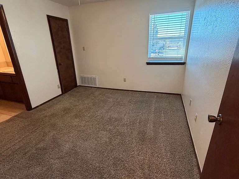 221 Bull Run St #E — Photo 11