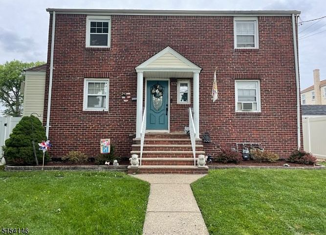 1st image of 132 Leonard Pl