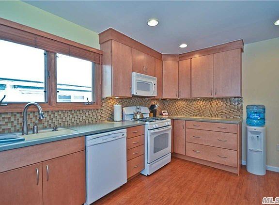 5th image of 162 W Beech St