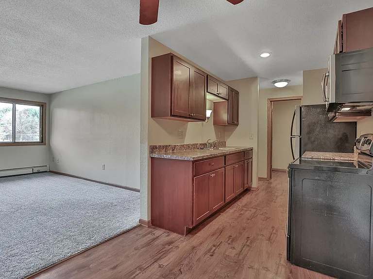 Oakridge Apartments — Photo 14