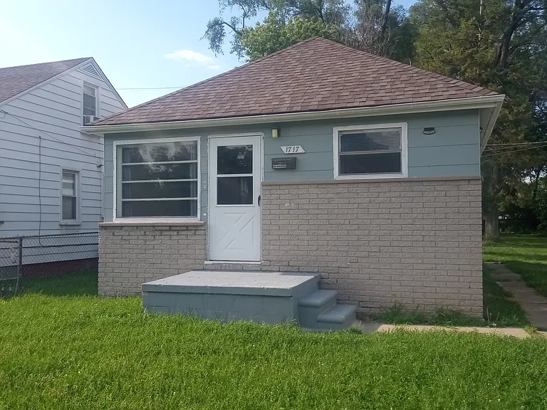 1717 E Elza Ave — Photo 2