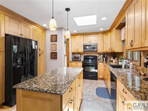 595 Garden Ave, Woodbridge, NJ 07095