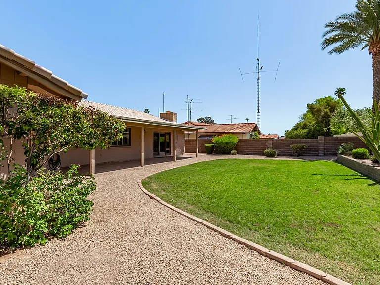 2637 E Sierra St — Photo 31