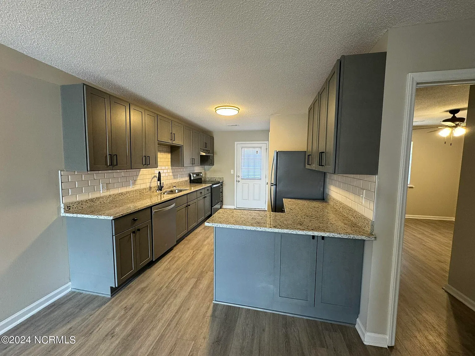 2 bed, 1.0 bath, 720 sqft, $1,100 — Photo 2