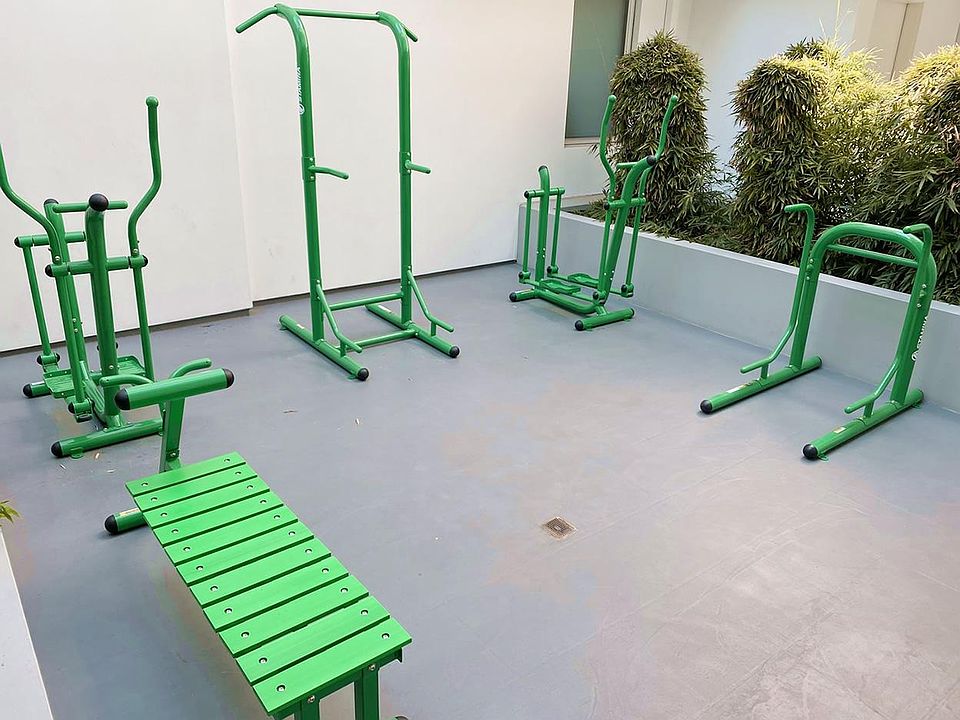 11090 Ophir Drive, Westwood, CA 90024 - OUTDOOR FITNESS EQUIPMENT