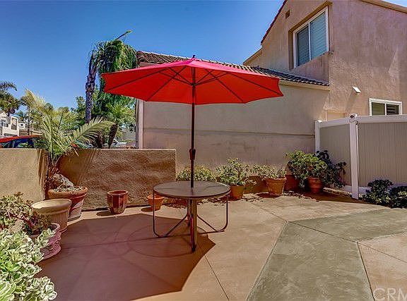 400 sq ft front courtyard