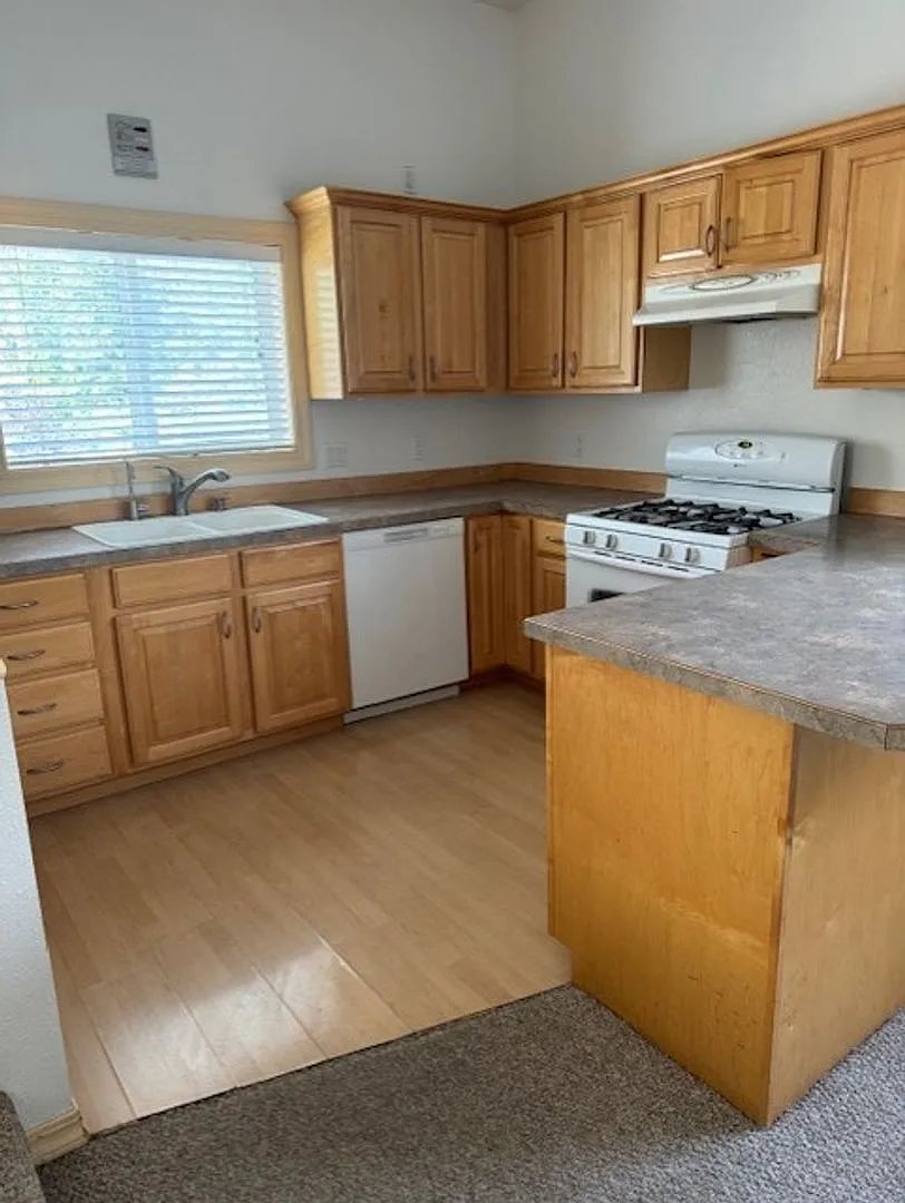 242 - 330 W Walnut St — Photo 3