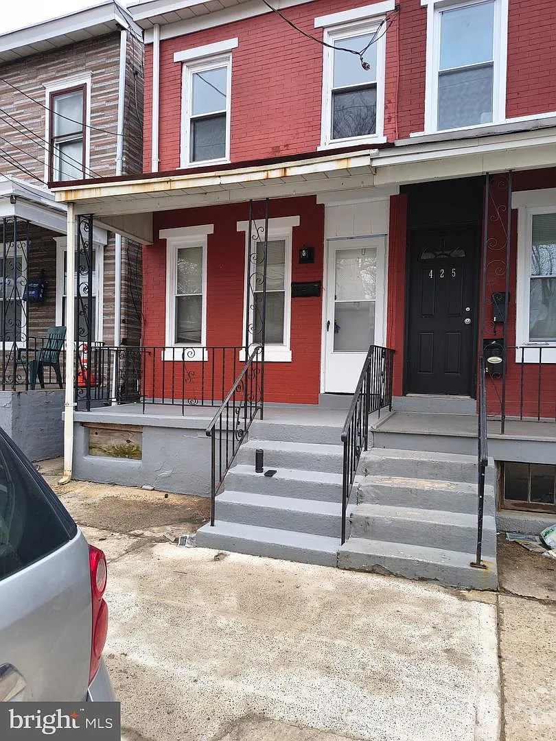 3 bed, 976 sqft, $2,100 — Photo 1