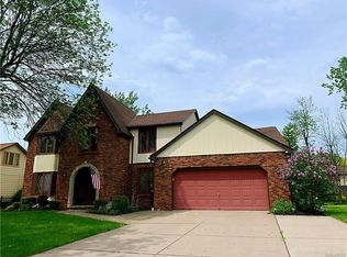 57 Birdsong Cir, East Amherst, NY 14051