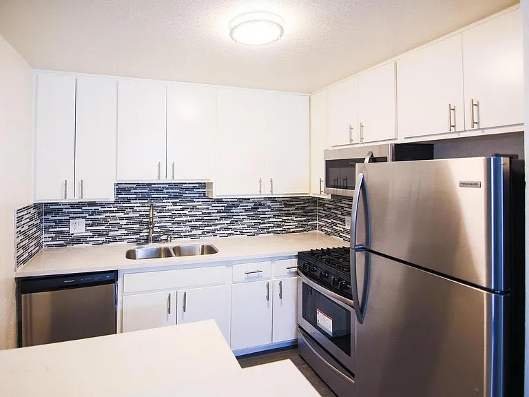 Marathon Apartments — Photo 5