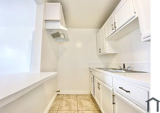 2nd image of 705 W 70th St #705