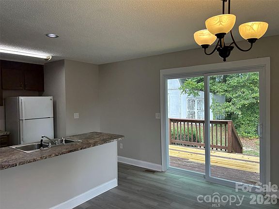 5th image of 927 Floyd Ln