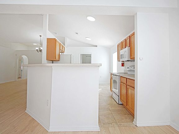 3rd image of 423 Barlyn Ave