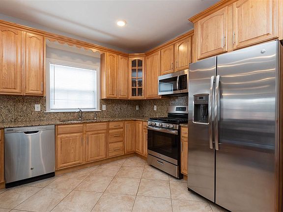 4th image of 65 Graham St #2