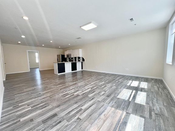 4th image of 812 N 48th St #33