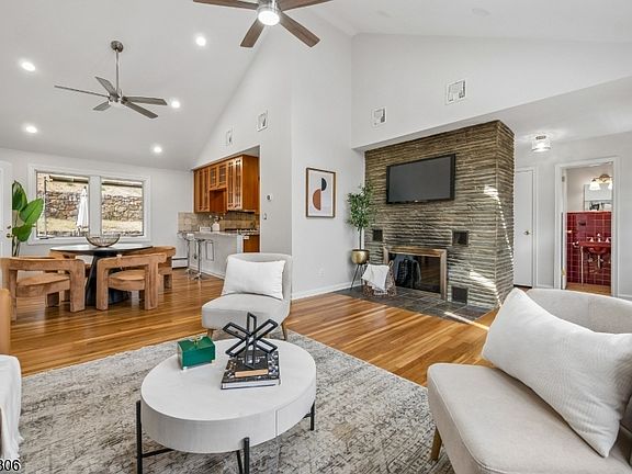 5th image of 129 Sagamore Rd