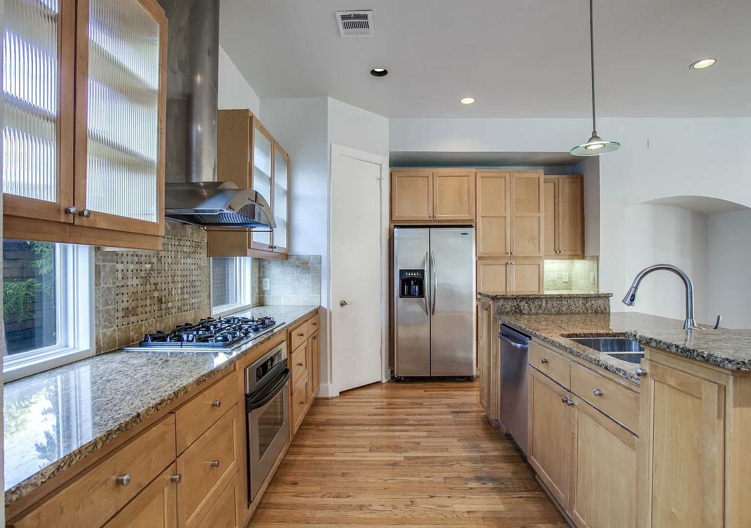 Luxury 3-Bedroom Townhome in Oak Lawn 3805 Holland Ave, Dallas, TX 75219 — Photo 3