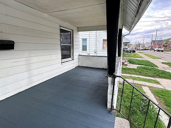 5th image of 210 Squires Ave