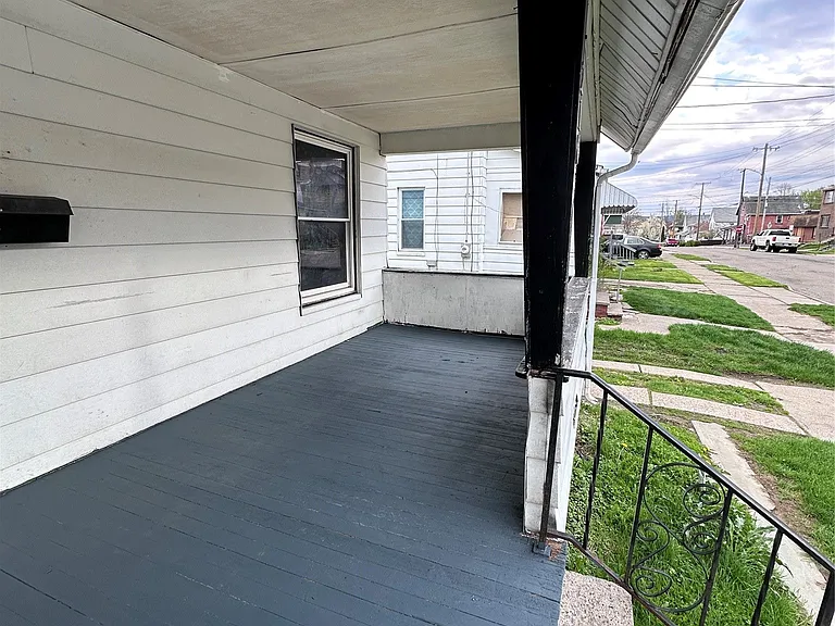 210 Squires Ave — Photo 5