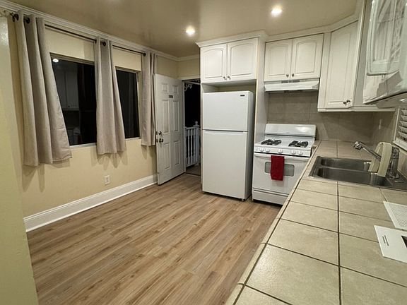 5th image of 1098 N Raymond Ave #1098