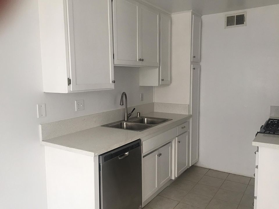 1st image of 930 Venice Blvd APT 206